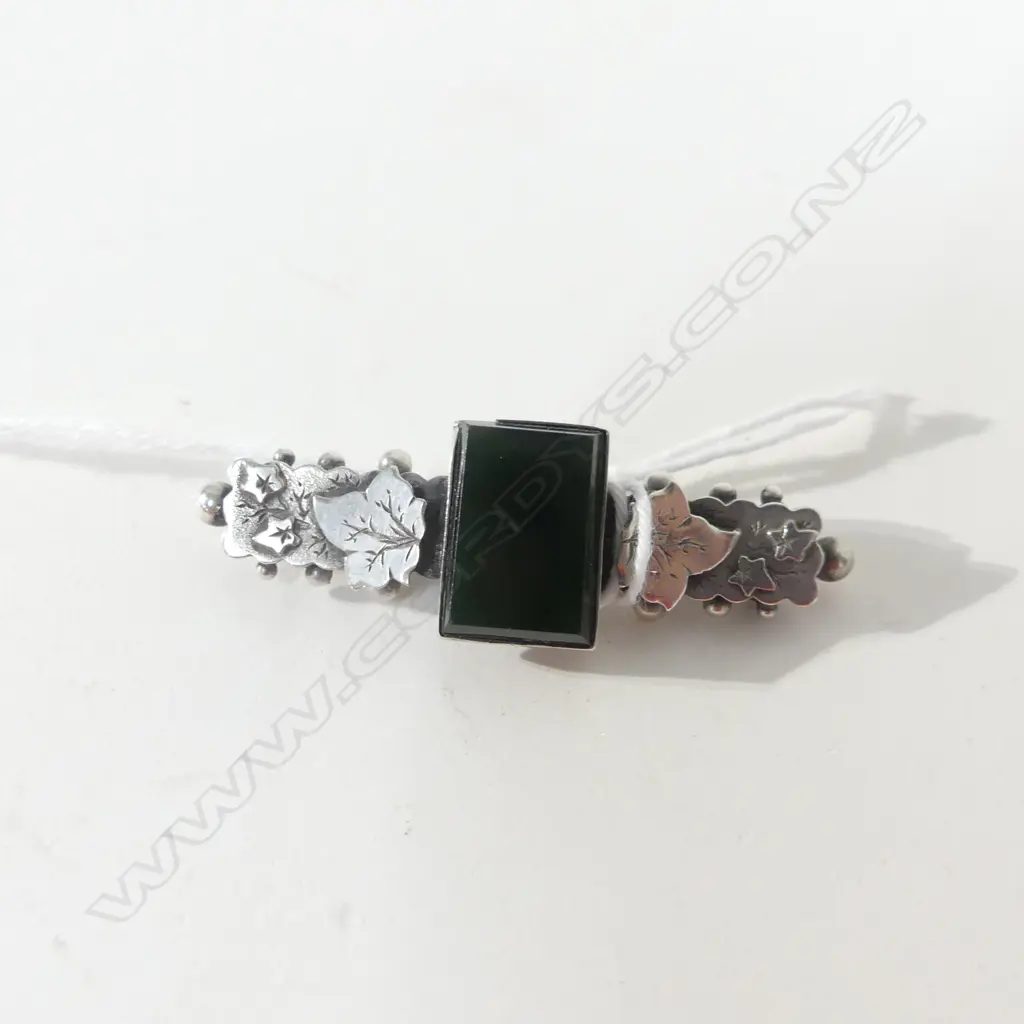 SILVER & GREENSTONE SWEETHEART BAR BROOCH Image 1++