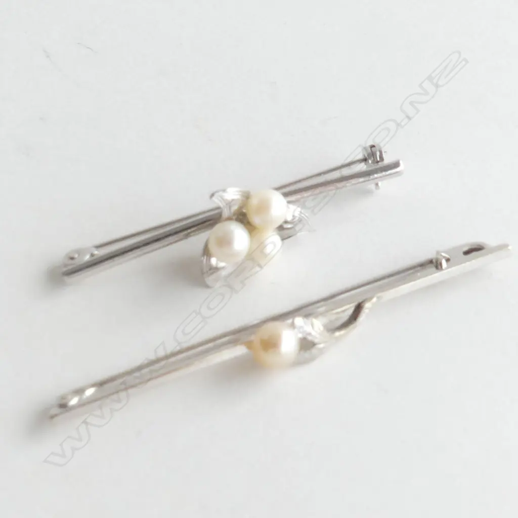 2 SILVER BAR BROOCHES WITH PEARLS 2.5GM EACH Image 1++