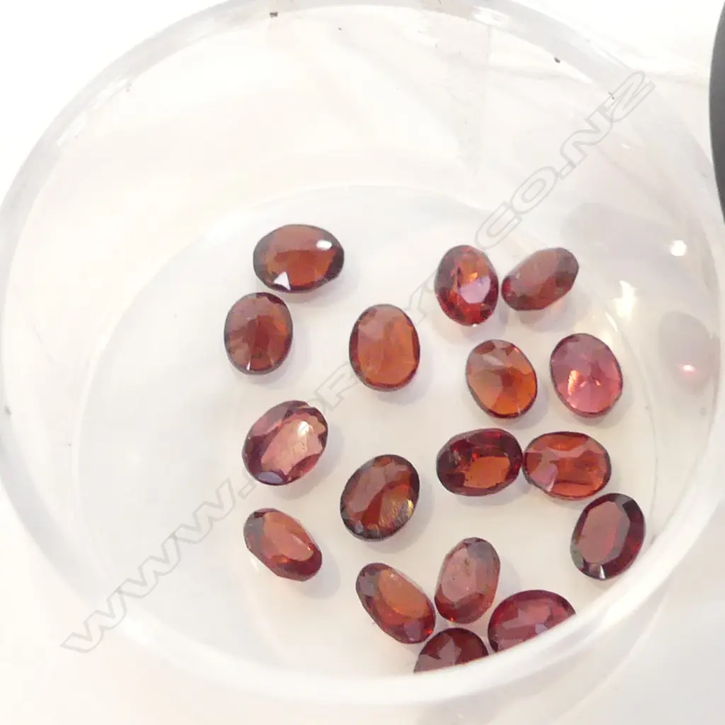 17 GARNET (?) CUT GEMSTONES   Image 1++