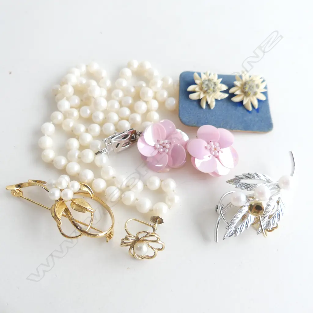 CULTURED PEARL NECKLACE, 2 FAUX PEARL BROOCHES, 1 GOLD PLATED STG + 1 SILVER PLATE+ 3 PR CLIP EARRINGS Image 1++
