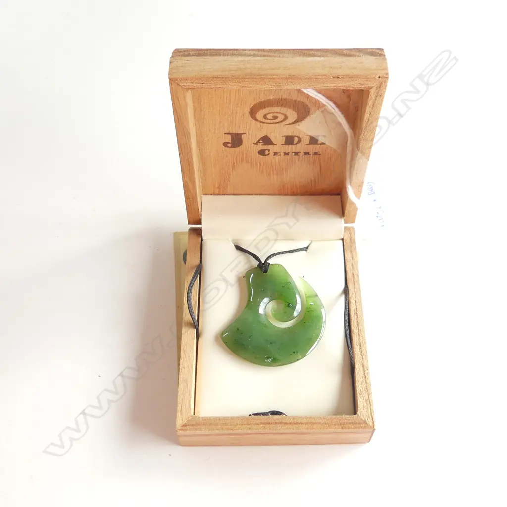 'JADE CENTRE' MAORI POUNAMU FISH HOOK PENDANT ON BLACK CORD - IN ORIGINAL BOX & BAG  Image 1++