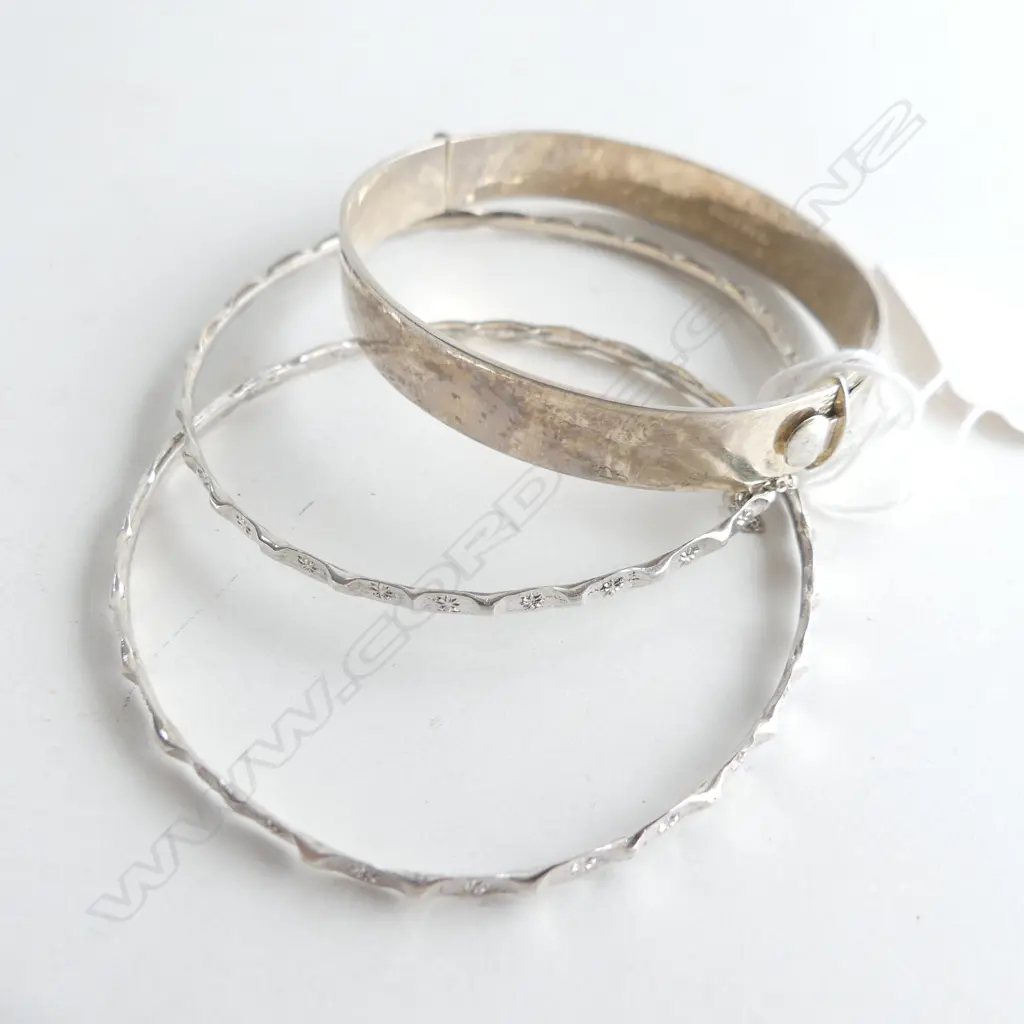 VKS STG SILVER HINGED BRACELET & 2 STG SILVER BANGLES Image 1++