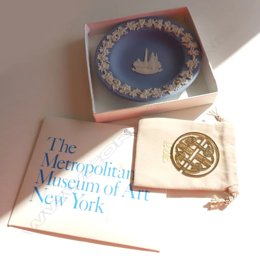 WEDGWOOD BLUE JASPERWARE DISH IN ORIG. BOX + METROPOLITAN MUSEUM OF ART NY - BOOK MARK IN ORGIN. BOX ETC. Image 1++