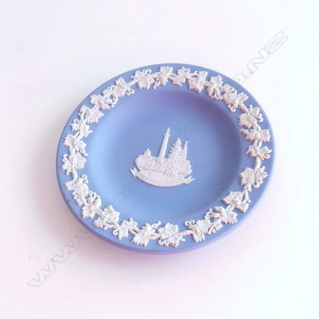 WEDGWOOD BLUE JASPERWARE DISH IN ORIG. BOX + METROPOLITAN MUSEUM OF ART NY - BOOK MARK IN ORGIN. BOX ETC. Image 1++