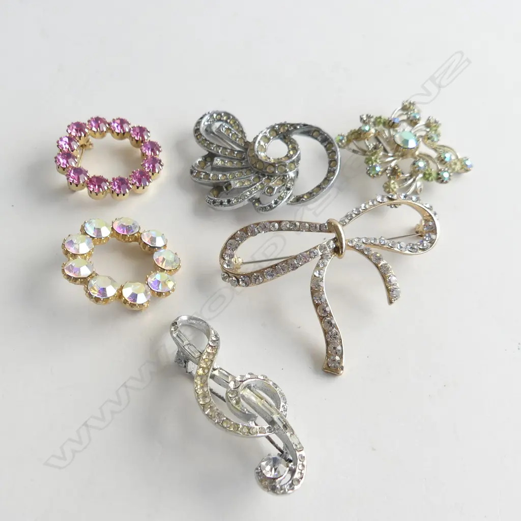 6 ASST VINTAGE COSTUME JEWELLERY BROOCHES; CRYSTALS & DIAMANTES INCL MUSIC CLEF BROOCH  Image 1++