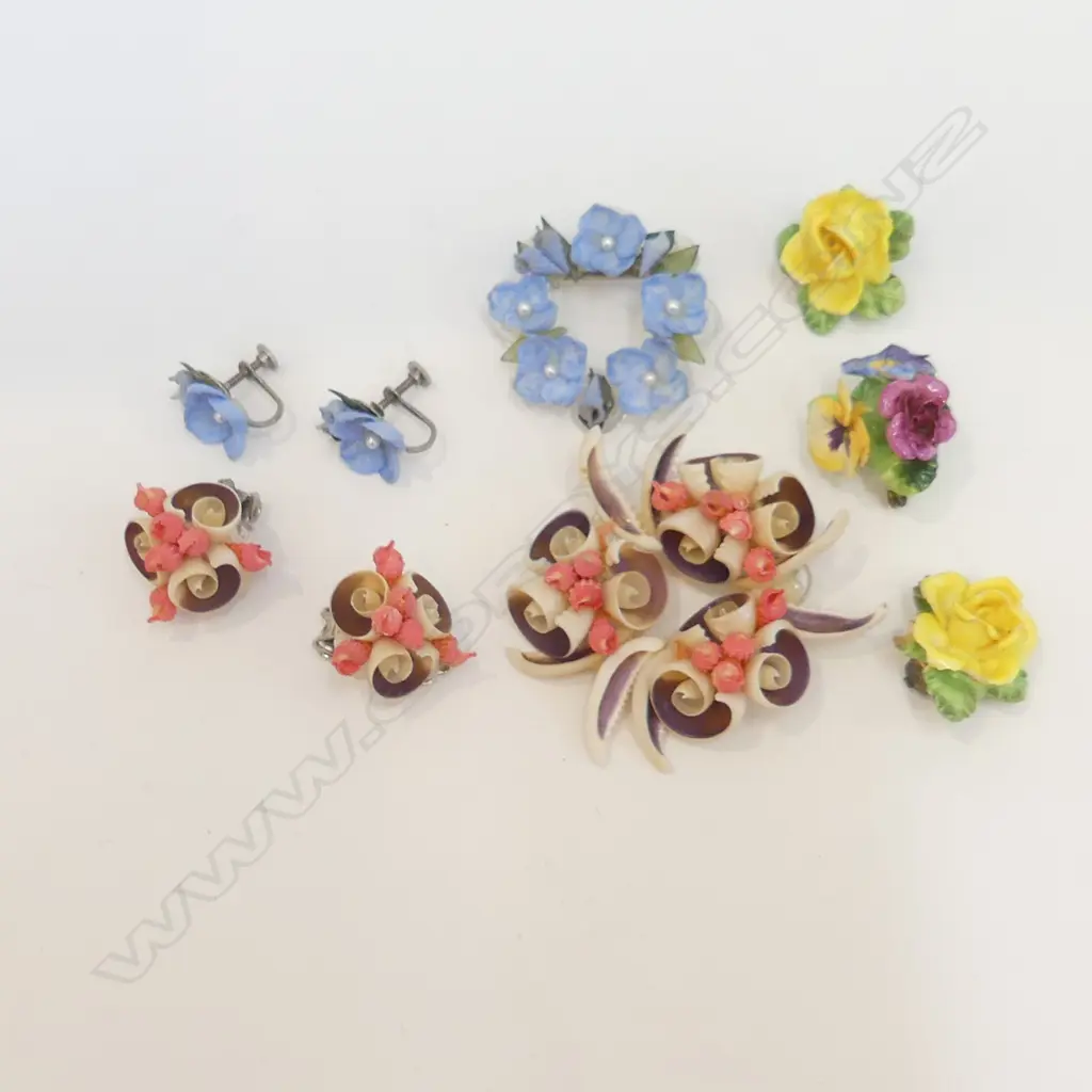 SM COLLECTION 1950/60'S PORCELAIN EARRINGS & BROOCHES  Image 1++