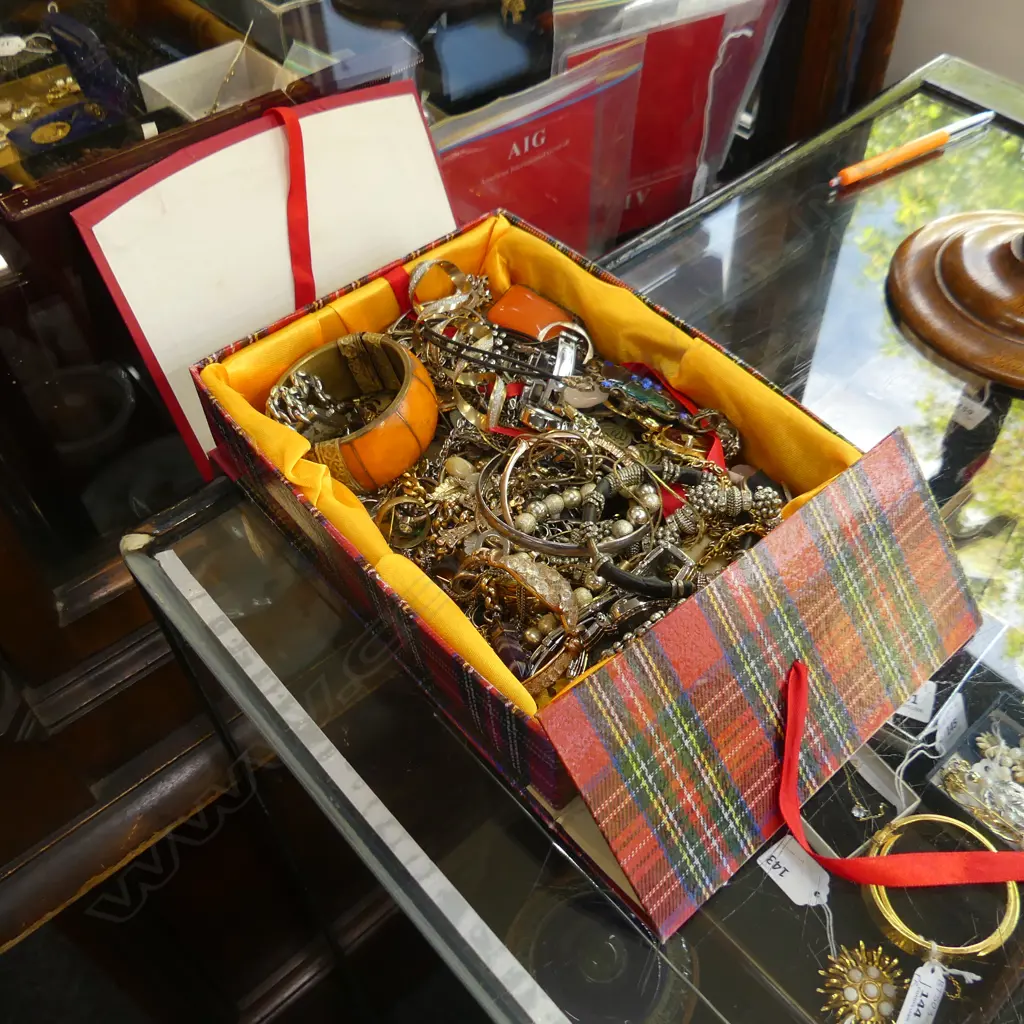 BOX ASST. COSTUME JEWELLERY Image 1++