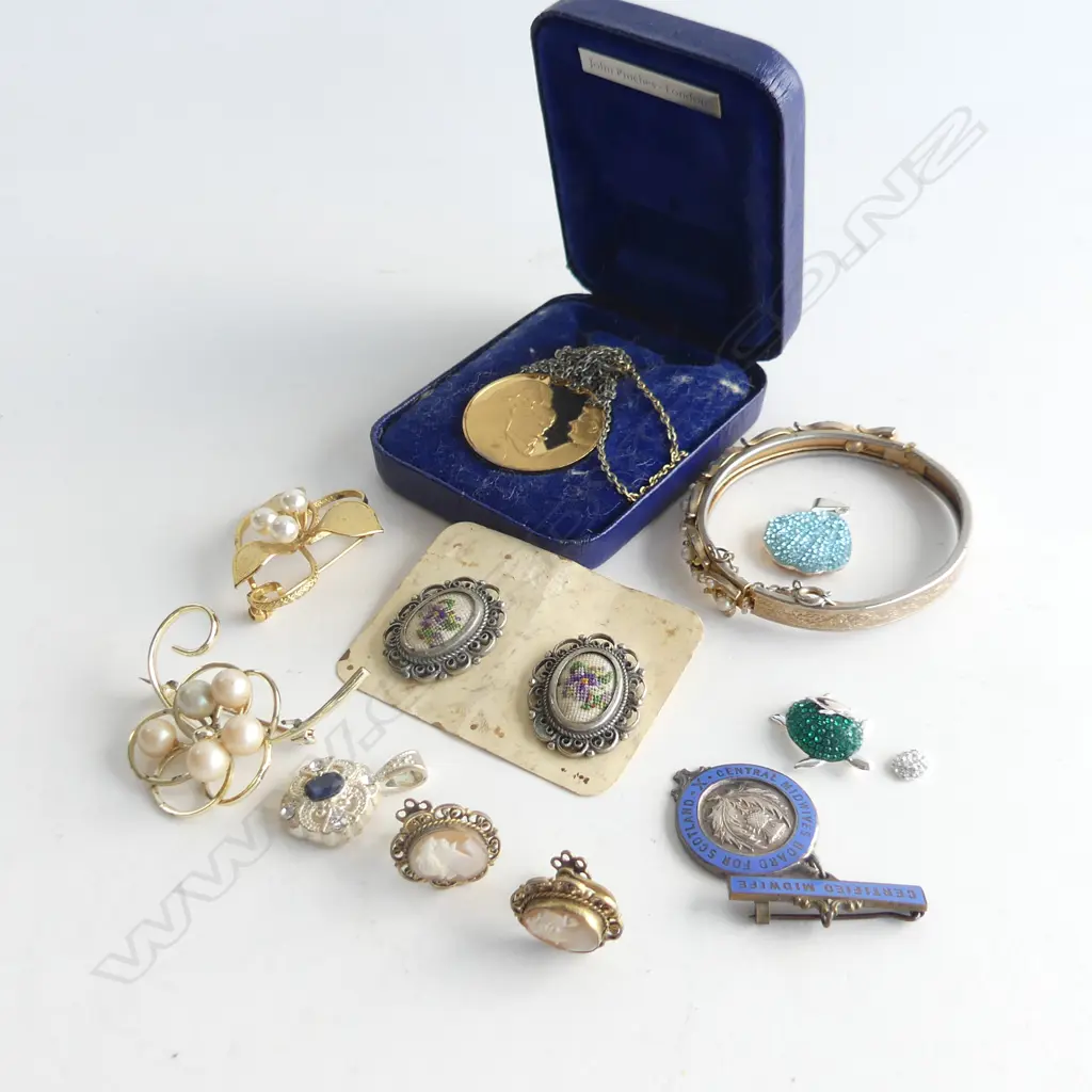 BAG JEWELLERY (EARRINGS, BROOCHES ETC.) + MIDWIFE BADGE, 3 CRYSTAL PENDANTS, BRACELET & MOTHERHOOD PENDANT & CHAIN Image 1++