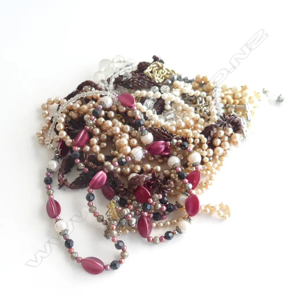 BAG ASST COSTUME JEWELLERY NECKLACES ETC.. Image 1++