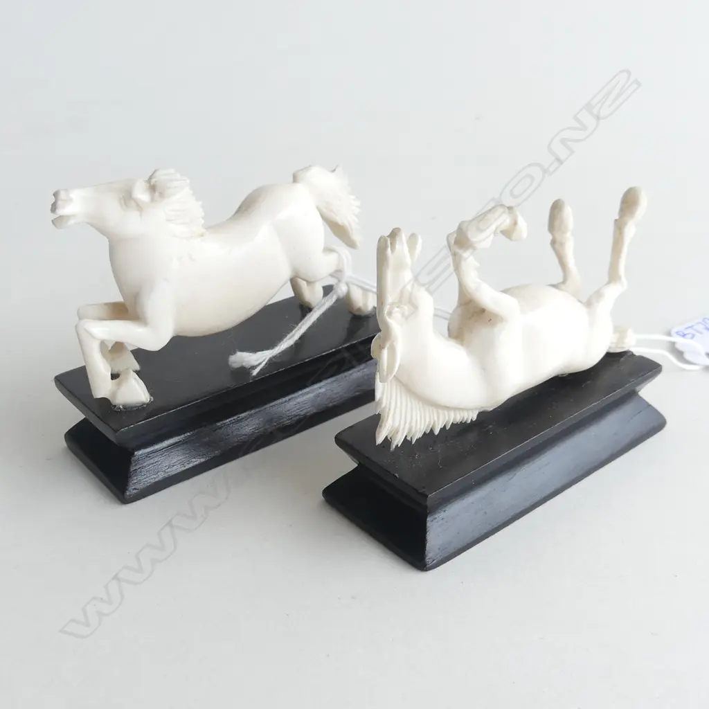 TWO CARVED IVORY HORSES, EACH ON WOODEN MOUNT L. 65MM Image 1++