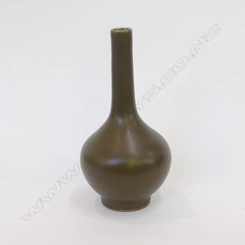 CHINESE TEA DUST GLAZE VASE, H. 205MM   - SIGNATURE / MARKS AT BASE Image 1++