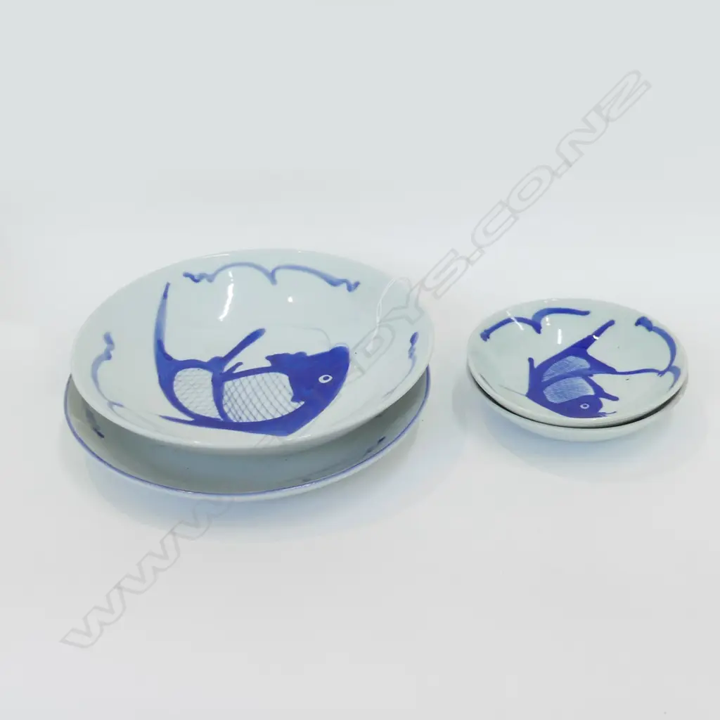 4 ASST BLUE & WHITE ORIENTAL FISH DISHES (DIA 200 & 125MM) Image 1++