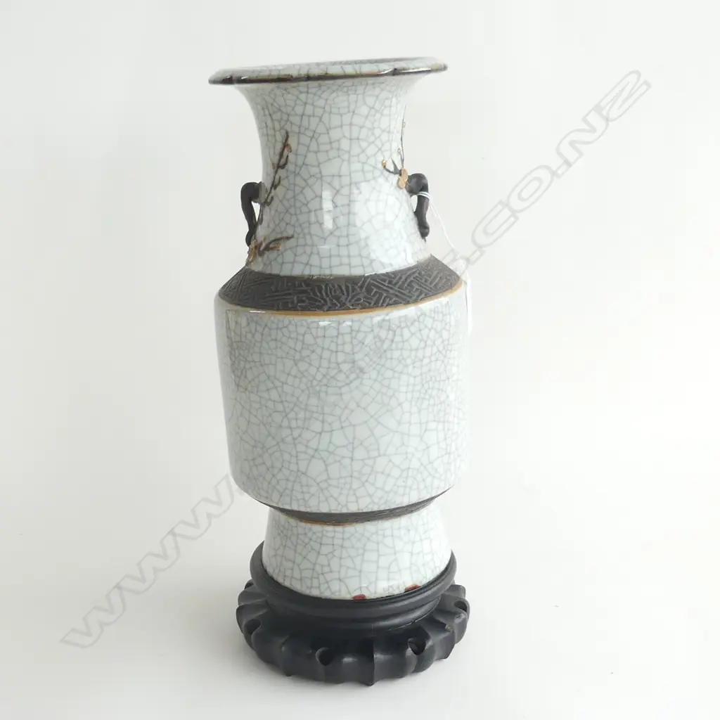 LGE CHINESE VASE w. CRACKLE GLAZE ON WOODEN STAND H.415mm Image 1++
