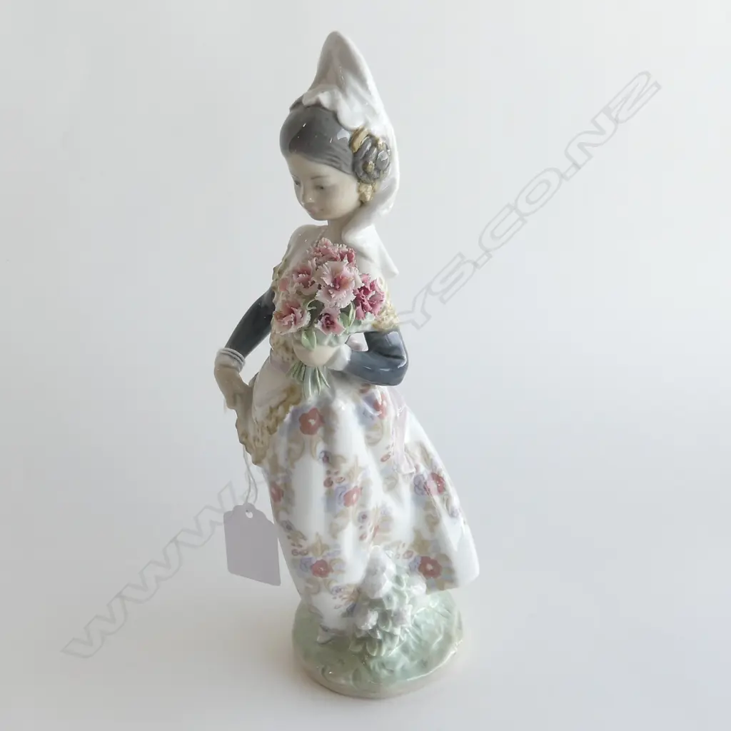 LLADRO FIGURINE VALENCIAN GIRL WITH FLOWERS  #1304 H. 240MM Image 1++