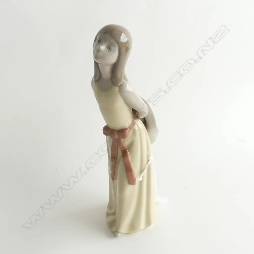 LLADRO FIG GIRL WITH SUN BONNET 240MM Image 1++