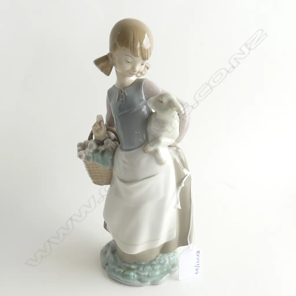 LLADRO FIG GIRL WITH LAMB 250MM Image 1++