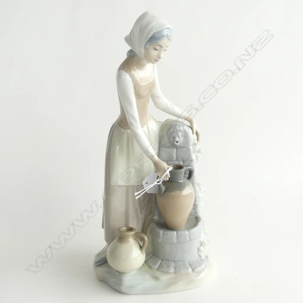 NAO FIG GIRL AT WELL H. 300MM Image 1++