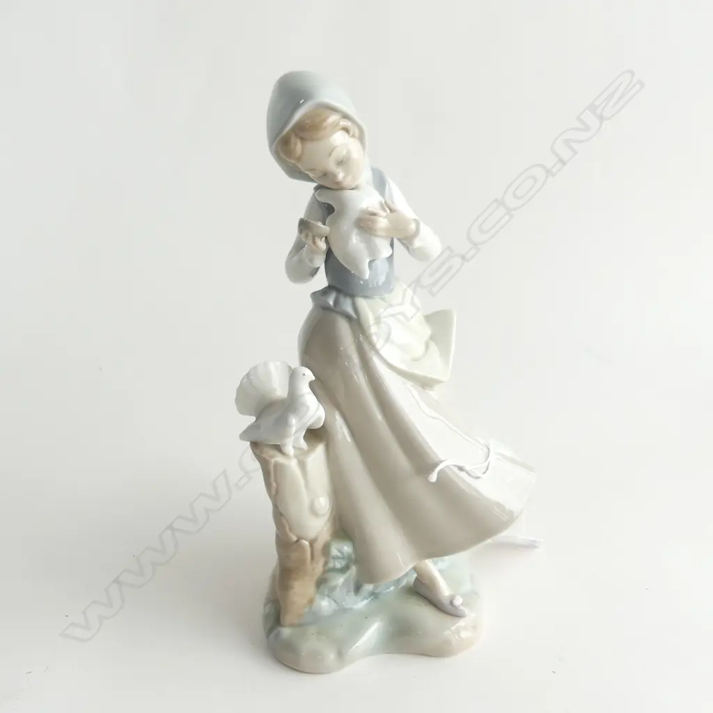 LLADRO FIG GIRL WITH DOVE 240MM Image 1++