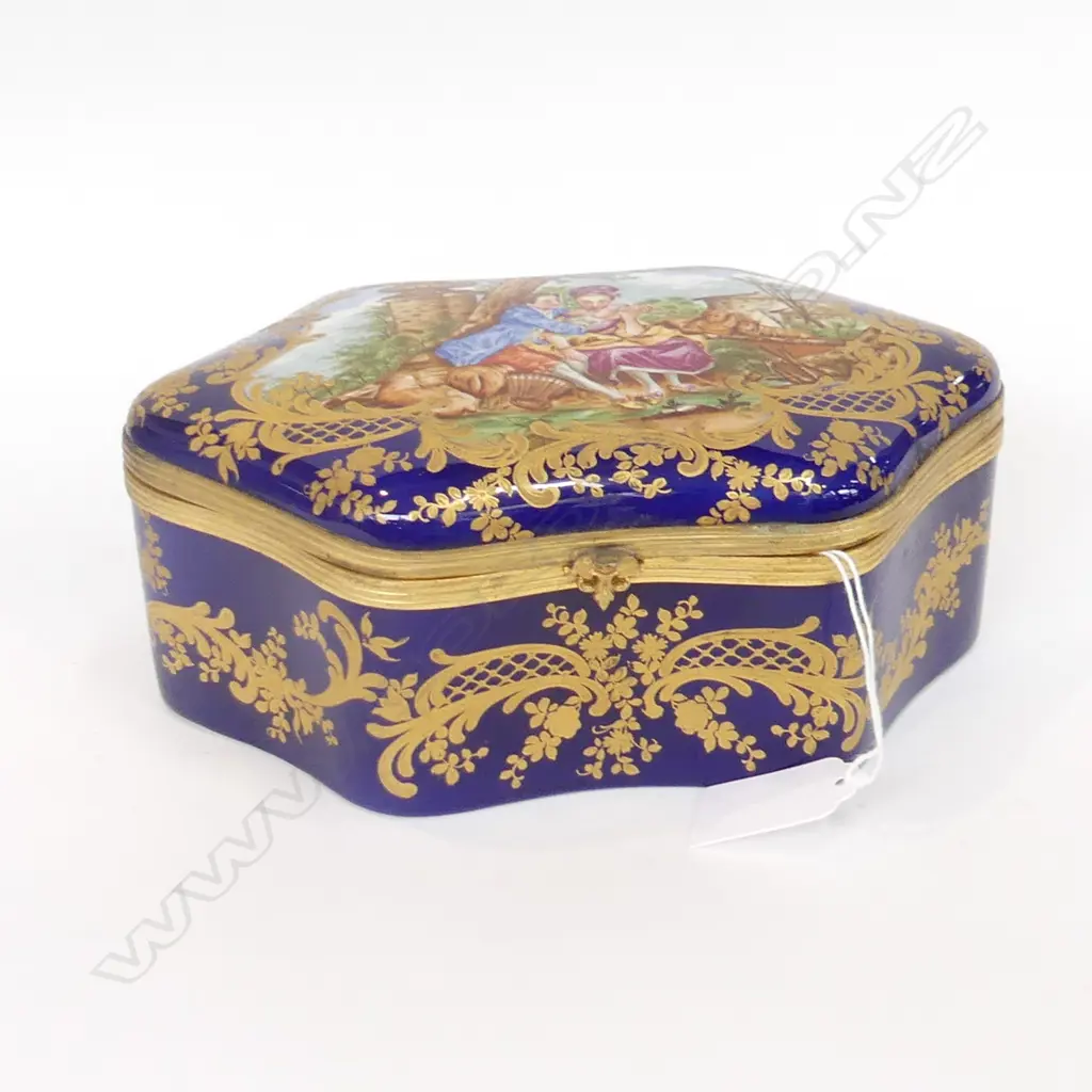 LIMOGES STYLE PORCELAIN LIDDED BOX L 200MM Image 1++