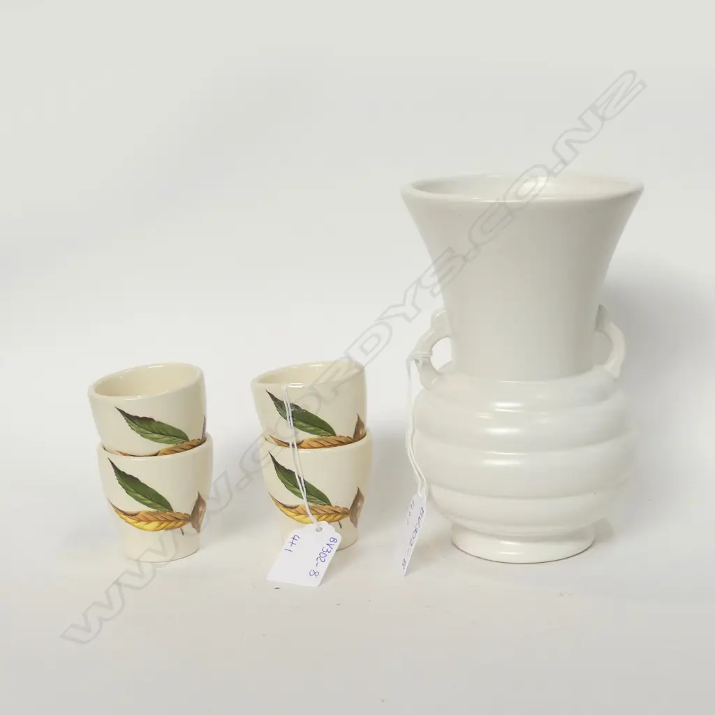 CROWN LYNN WHITE VASE H. 165MM + 4 CROWN LYNN GOLDEN FALL EGG CUPS Image 1++