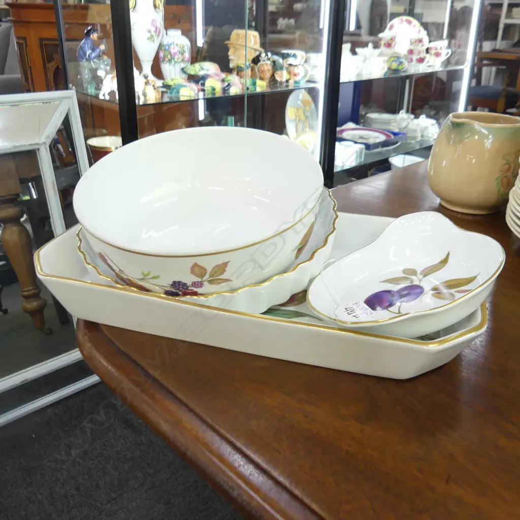 4 PCES ROYAL WORCESTER EVESHAM GILT OVEN WARE; PIE DISH 230mm dia, BOWL, RECTANGULAR DISH 360x205mm, SMALL DISH Image 1++