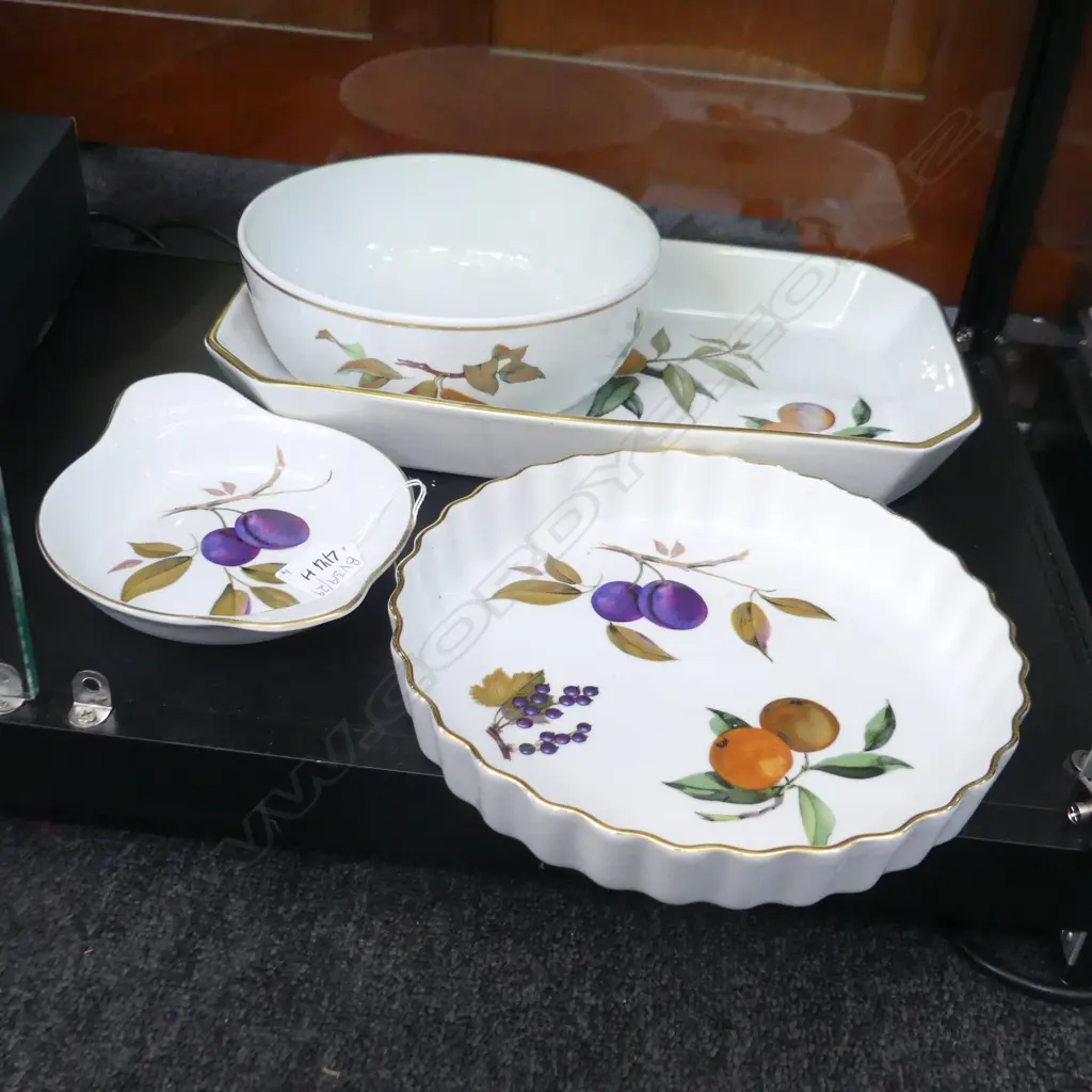 4 PCES ROYAL WORCESTER EVESHAM GILT OVEN WARE; PIE DISH 230mm dia, BOWL, RECTANGULAR DISH 360x205mm, SMALL DISH Image 1++