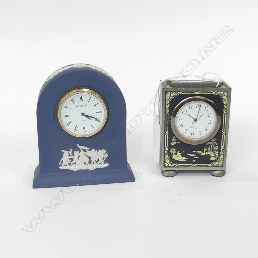 2 SM COLLECTABLE CLOCKS; WEDGWOOD COBALT JASPERWARE (H.85MM) + ORIENTAL PEWTER QUARTZ CARRIAGE CLOCK (H. 70MM Image 1++