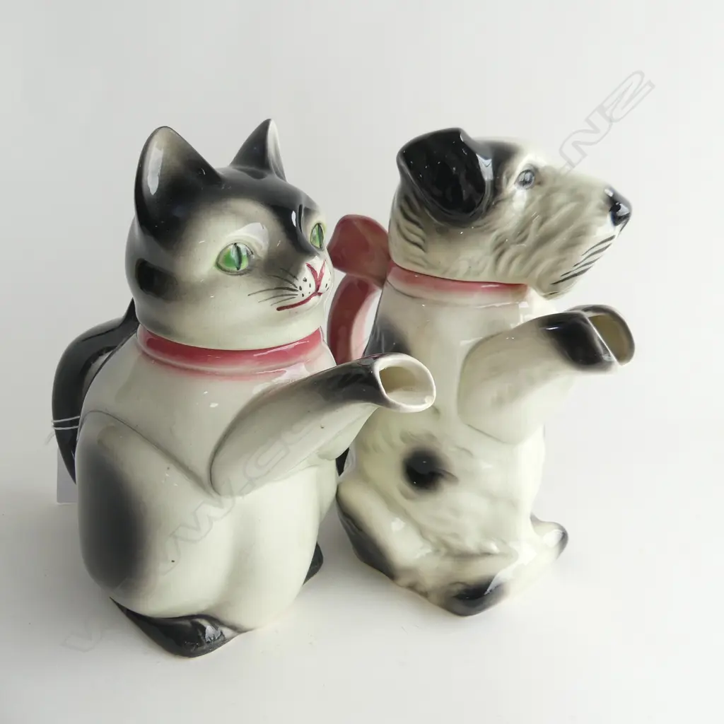 2 VINTAGE ANIMAL TEAPOTS DOG & CAT 200MM a/f Image 1++