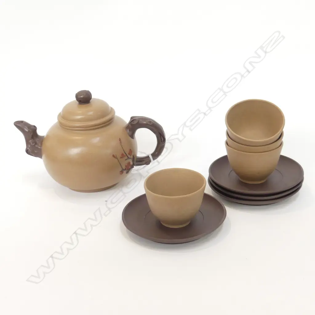 ORIENTAL TEAPOT WITH TEA BOWLS & SAUCERS  Image 1++