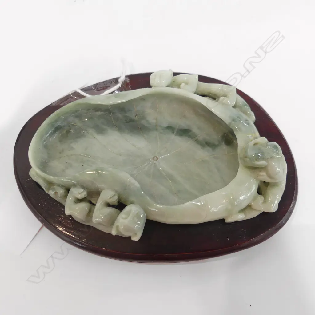 ORIENTAL CARVED JADE DISH WITH CATS, ON WOODEN STAND (L140MM) + CARVED WOODEN STAND Image 1++