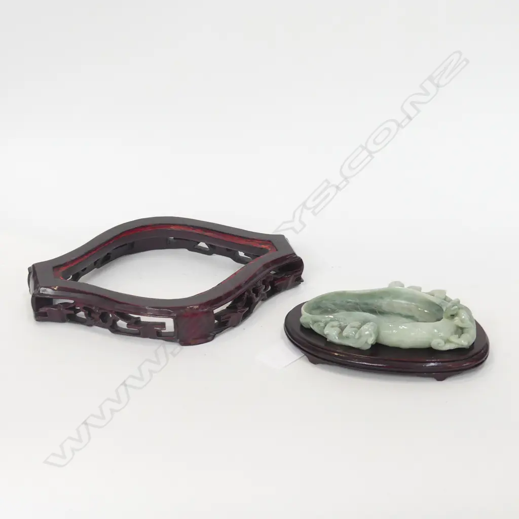 ORIENTAL CARVED JADE DISH WITH CATS, ON WOODEN STAND (L140MM) + CARVED WOODEN STAND Image 1++