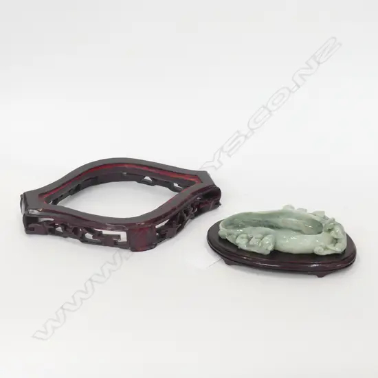 ORIENTAL CARVED JADE DISH WITH CATS, ON WOODEN STAND (L140MM) + CARVED WOODEN STAND