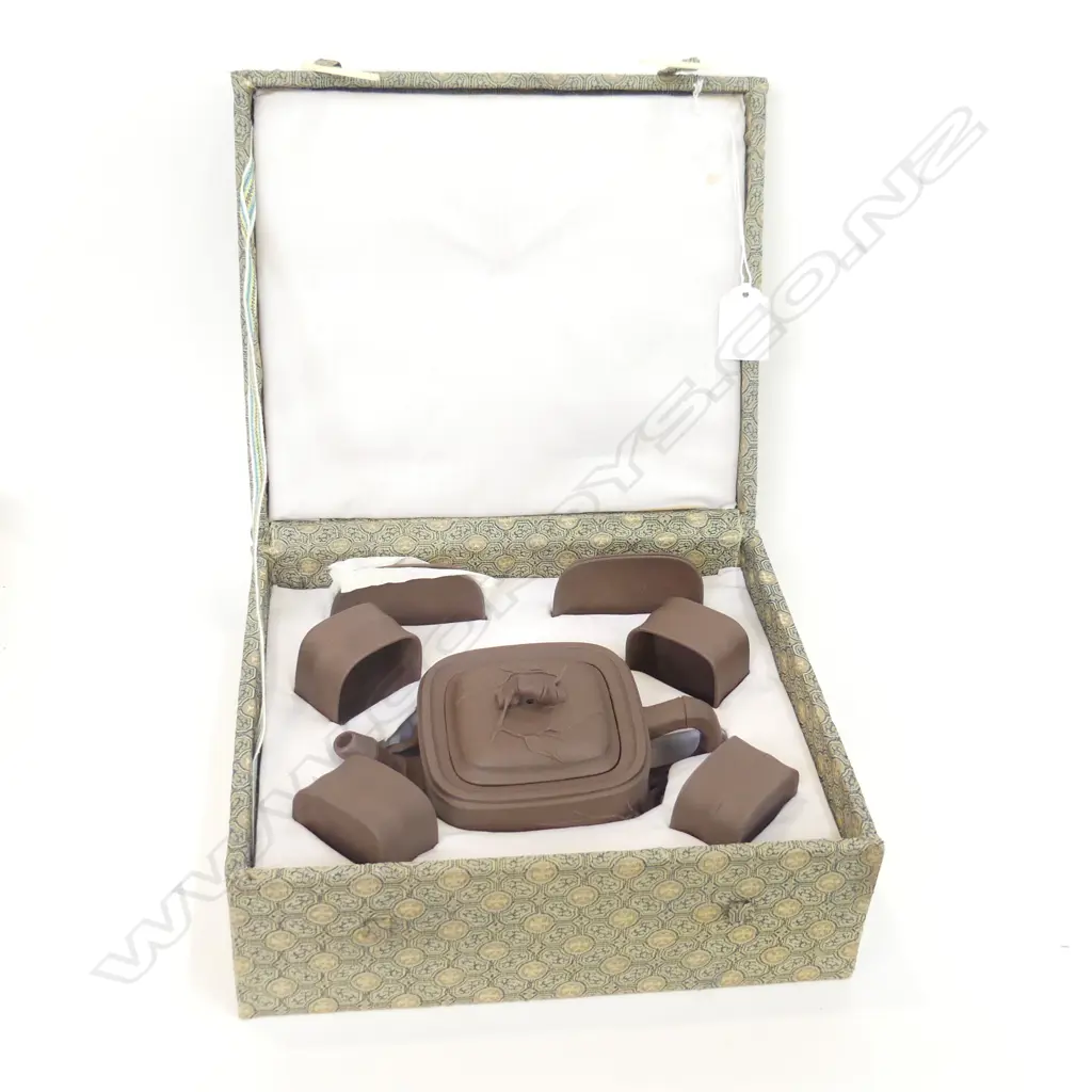 ORIENTAL BOXED TEA SET; TEAPOT, 4 TEA BOWLS & SAUCERS  Image 1++