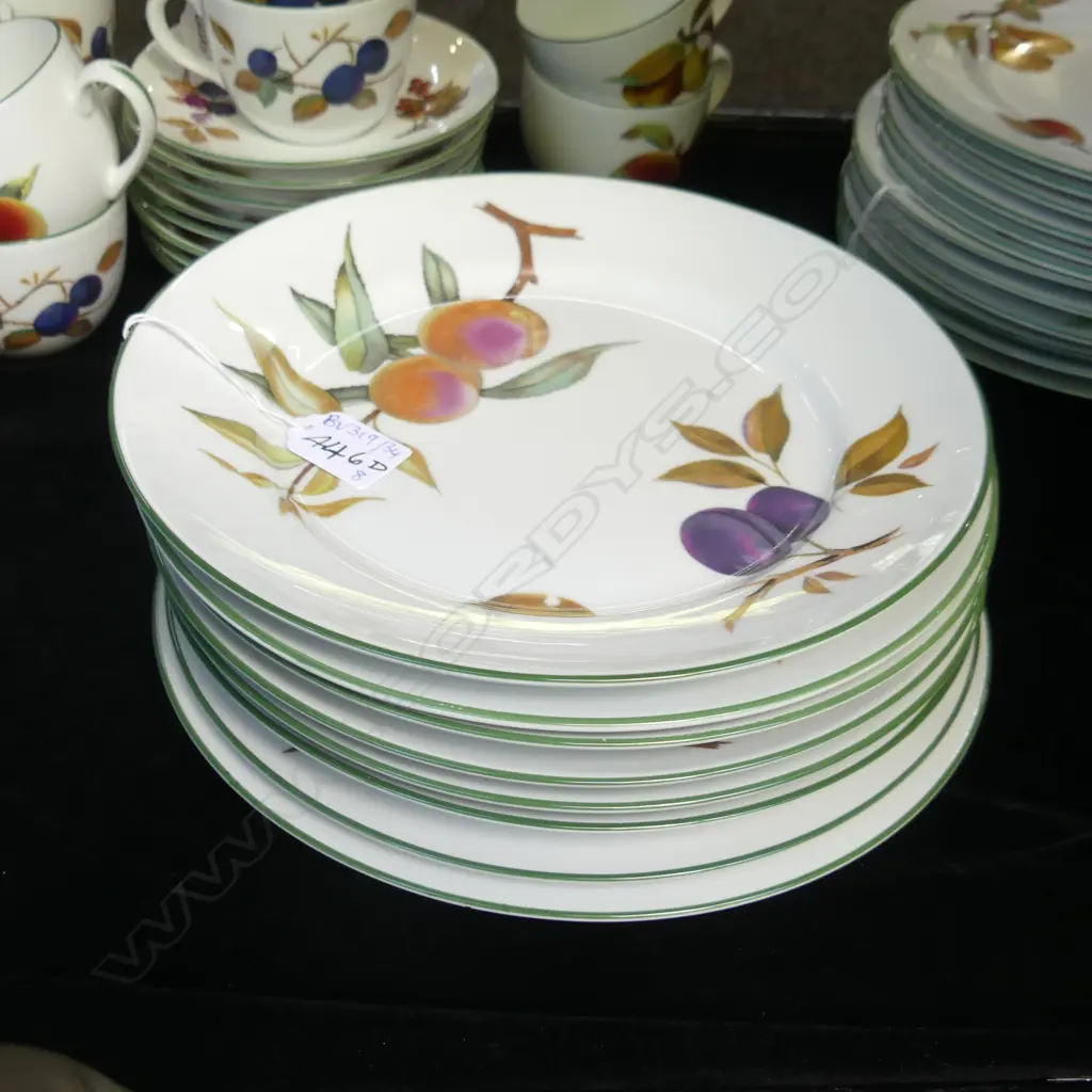 8 ROYAL WORCESTER EVESHAM VALE DINNER PLATES 255mm dia (6 match 2 slightly larger) Image 1++