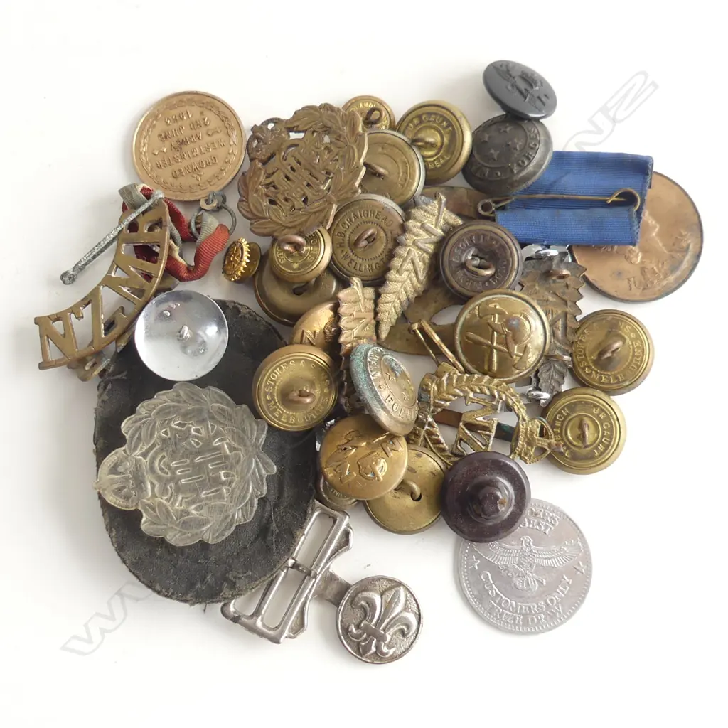 ASST. NZ WWI BADGES / BUTTONS ETC Image 1++