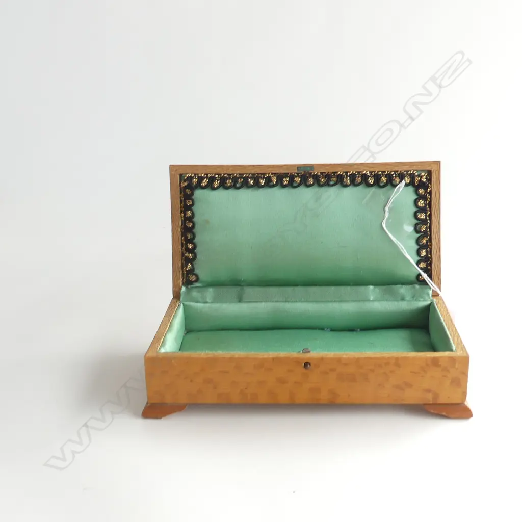 NZ BURR TOTARA & REWAREWA BOX WITH NZ FERN EMBLEM L 210MM Image 1++