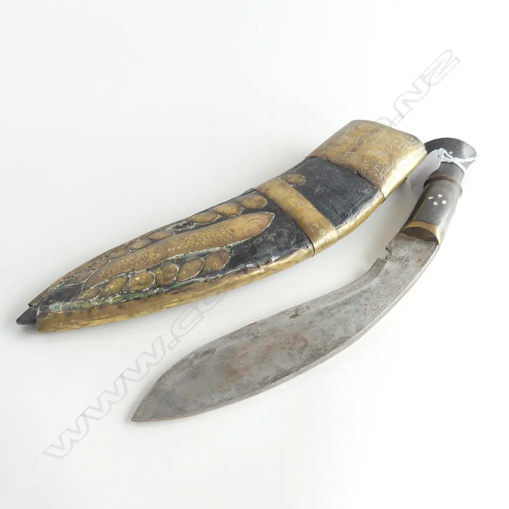 VINTAGE KUKRI KNIFE IN SCABBARD brass engraved & fish hightlights small knife absent L.415mm Image 1++