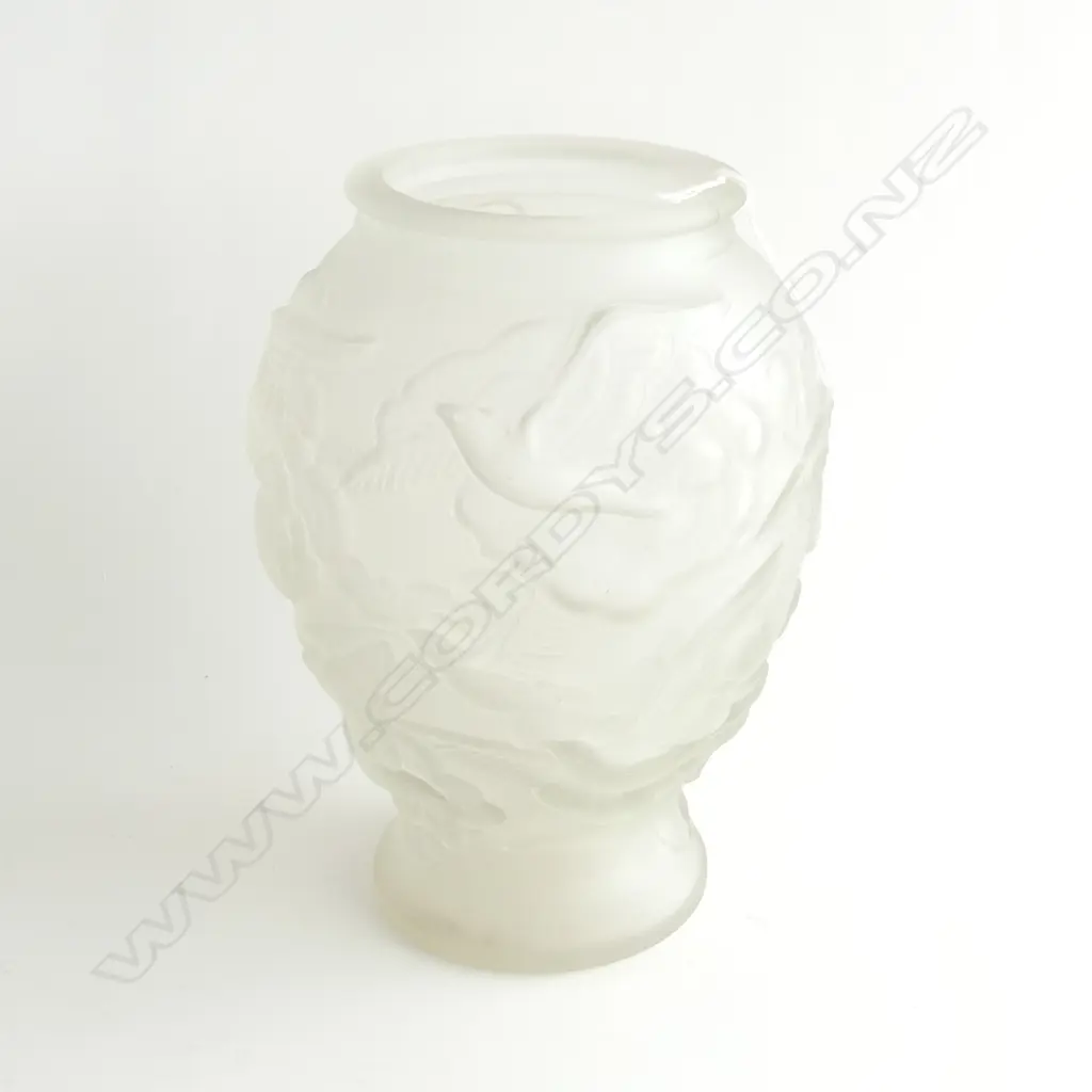 VINTAGE FROSTED GLASS BIRD VASE 240MM Image 1++