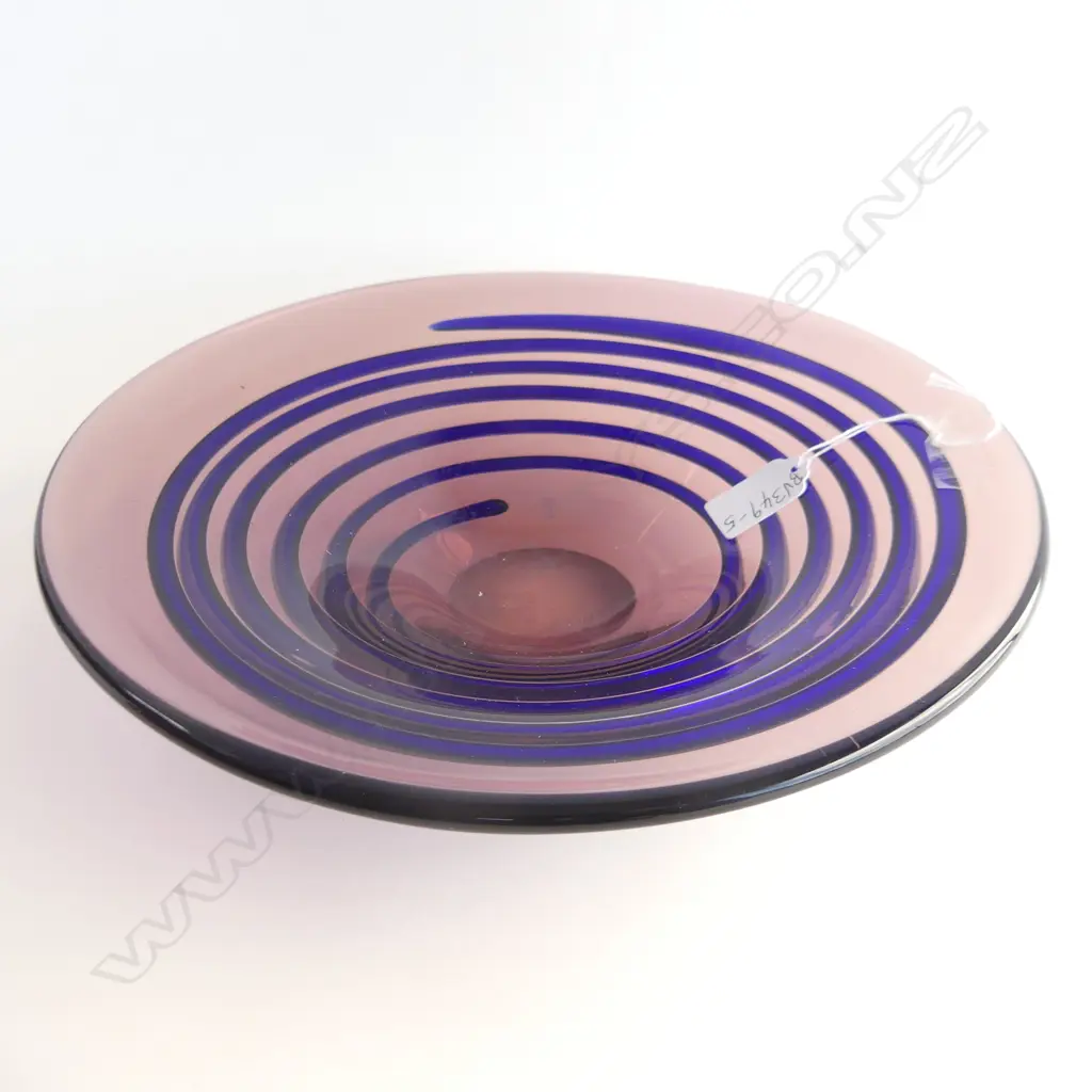 LARGE GLASS BOWL BY MARCELLO FURLAN . APPLIED BLUE TRAILED GLASS DETAIL UNDERNEATH . ENGRAVED SINATURE. D.292mm Image 1++