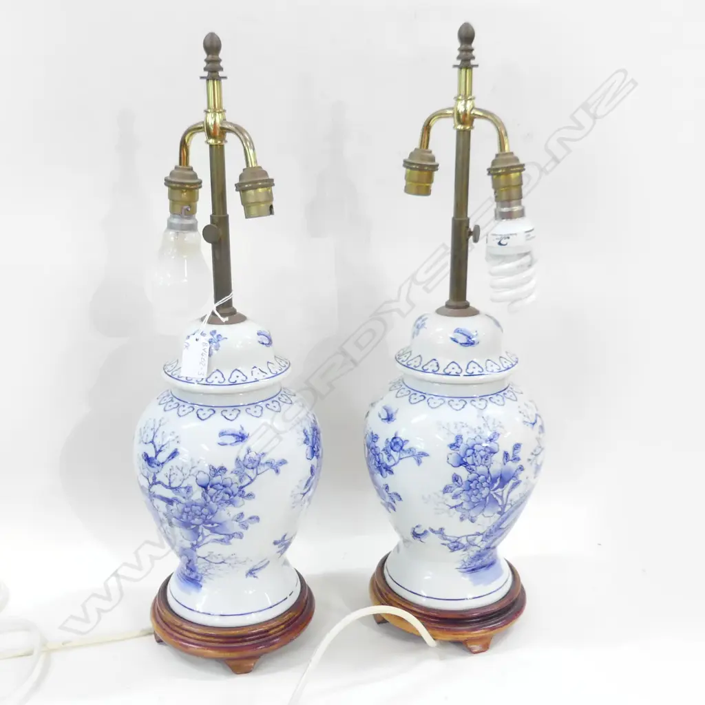PR BLUE & WHITE CERAMIC TABLE LAMP BASES H. 550MM Image 1++