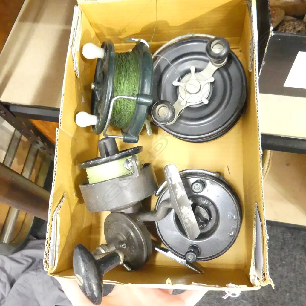 4 VINTAGE FISHING REELS Image 1++