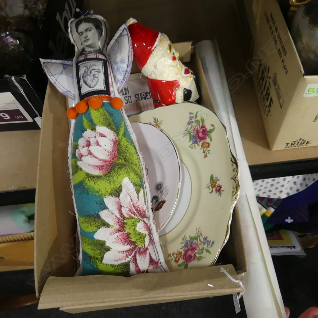 SM BOX MISC INCL FRIDA KAHLO CLOTH DOLL, JESUS PRINT, PAINTED PLATES, ETC... Image 1++