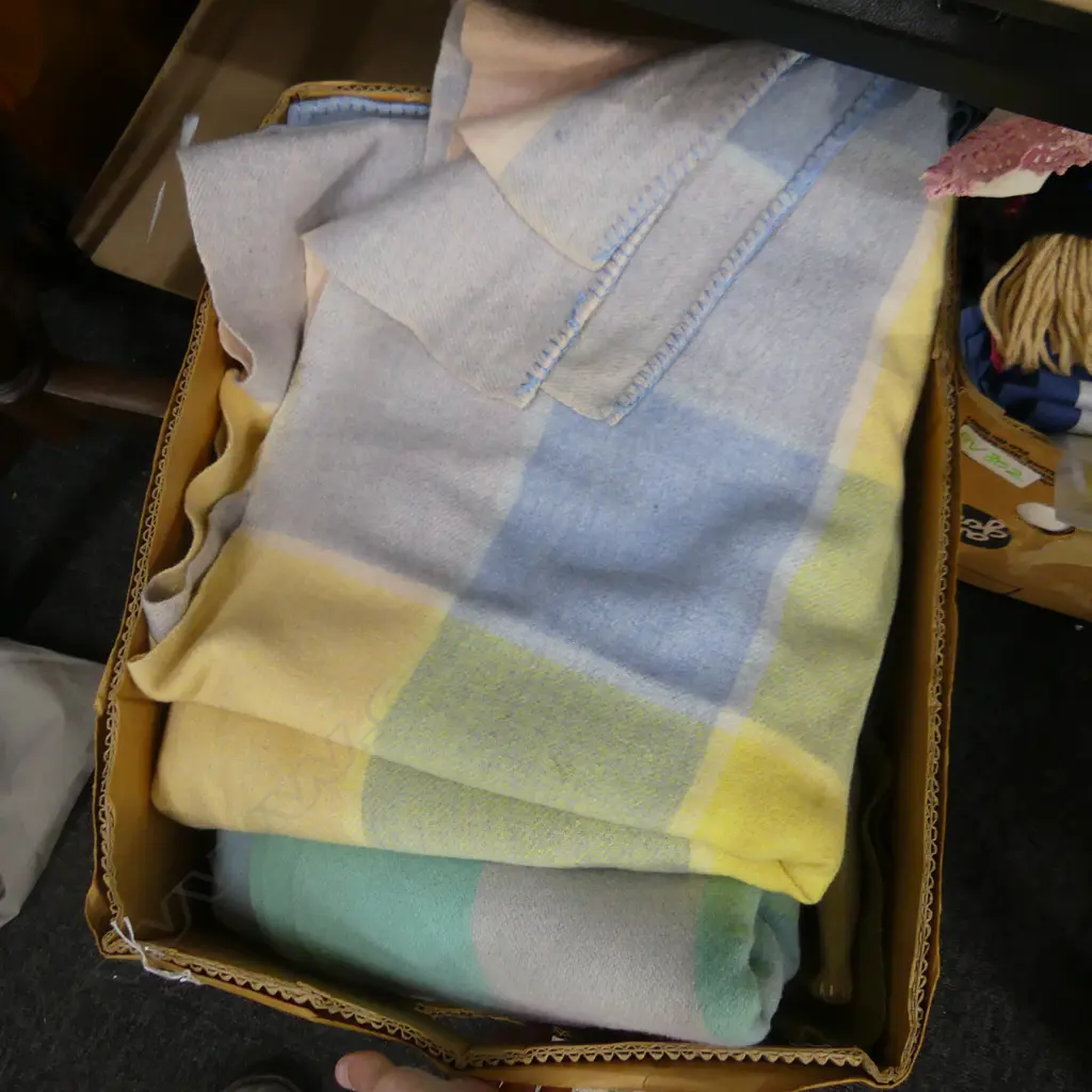 BOX ASST VINTAGE NZ WOOL BLANKETS Image 1++