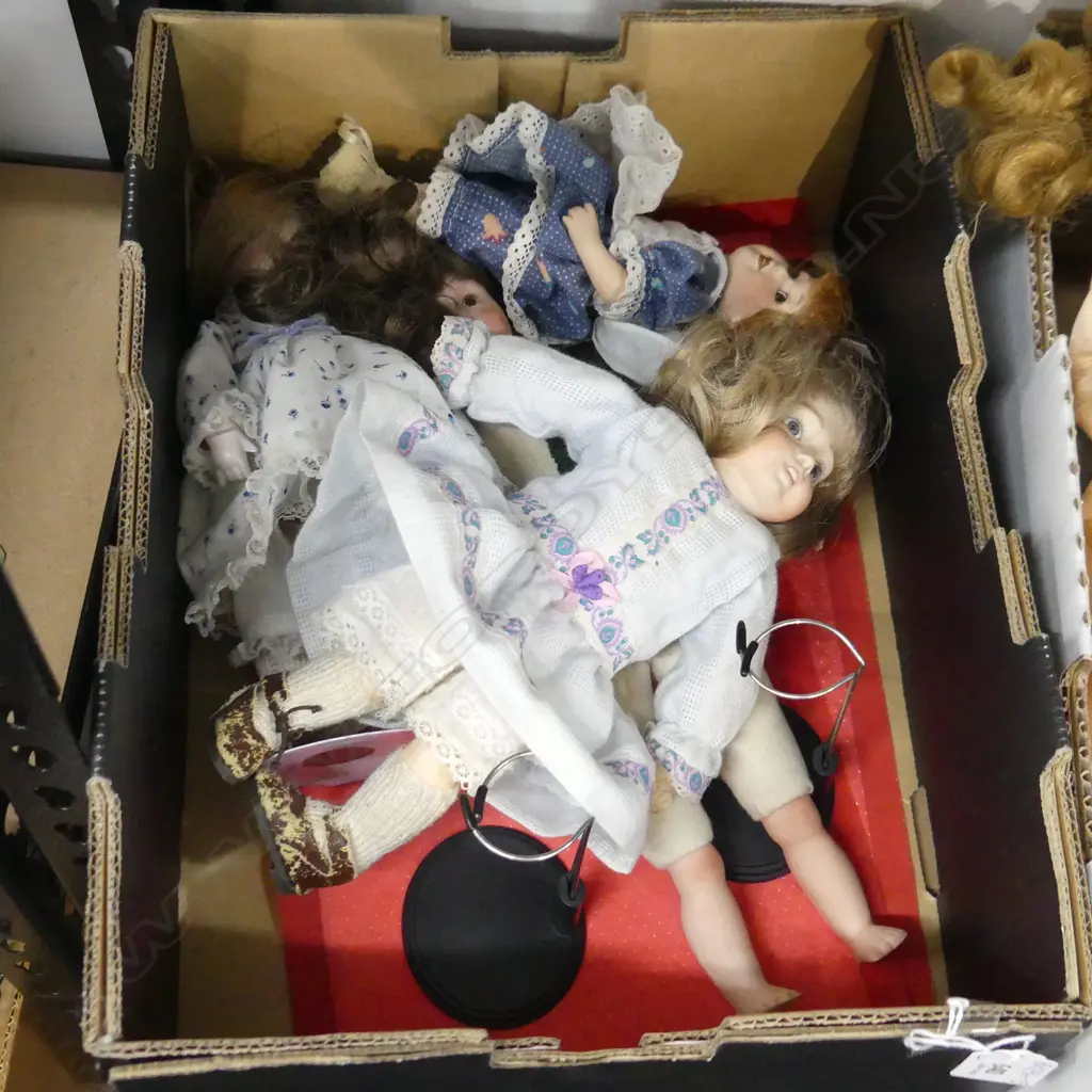 4 SMALL PORCELAIN DOLLS - LARGEST H. 300MM - ALL WITH STANDS  Image 1++