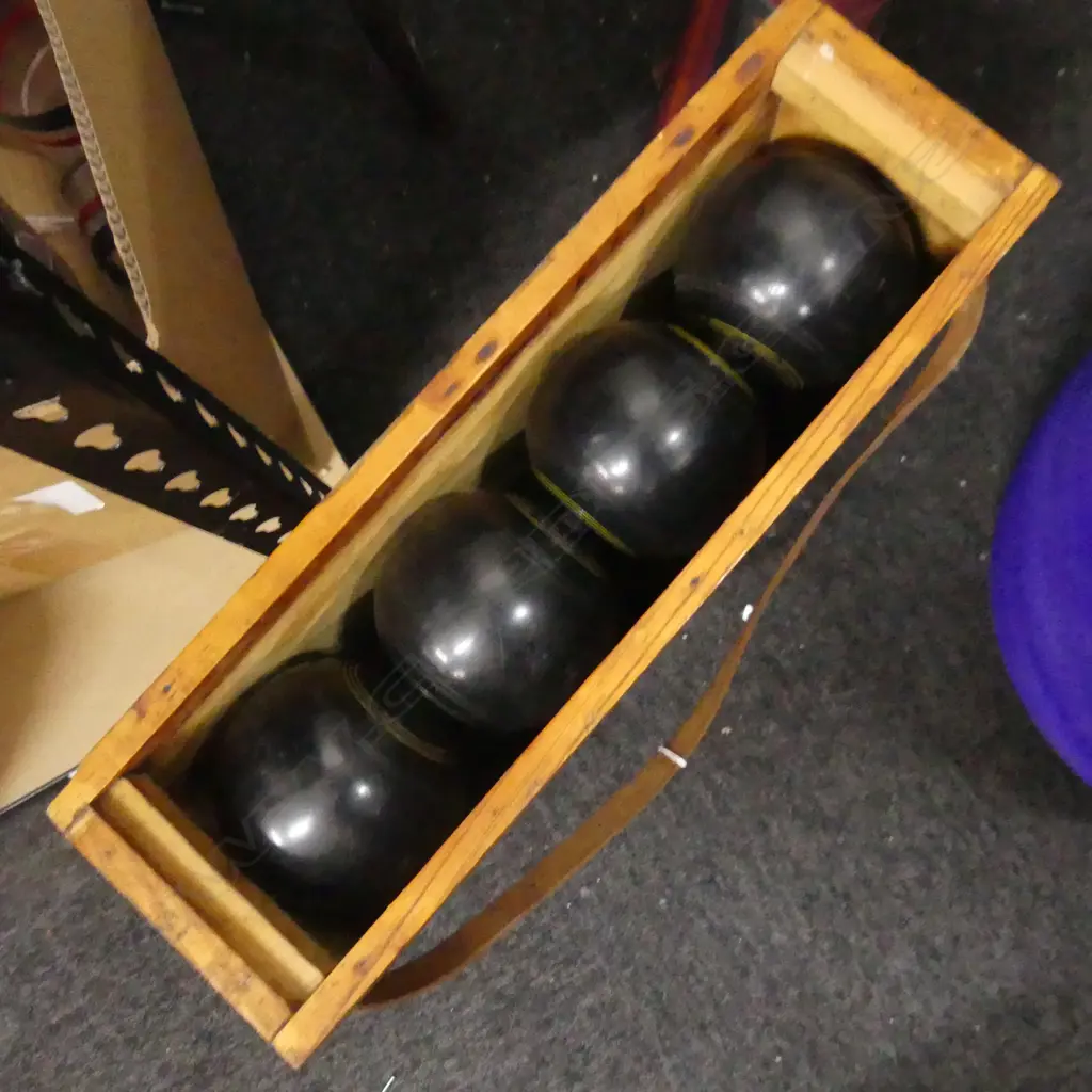 16 VINTAGE LAWN BOWLS IN WOODEN CARRY CASE  Image 1++