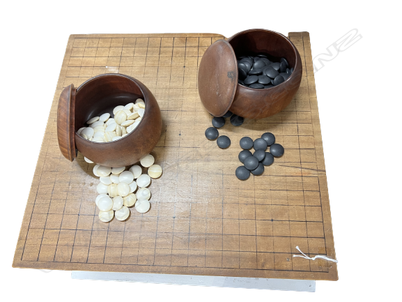VINTAGE JAPANESE ‘GO ’BOARD GAME SLATE AND SHELL STONES H223MM W450MM Image 1++