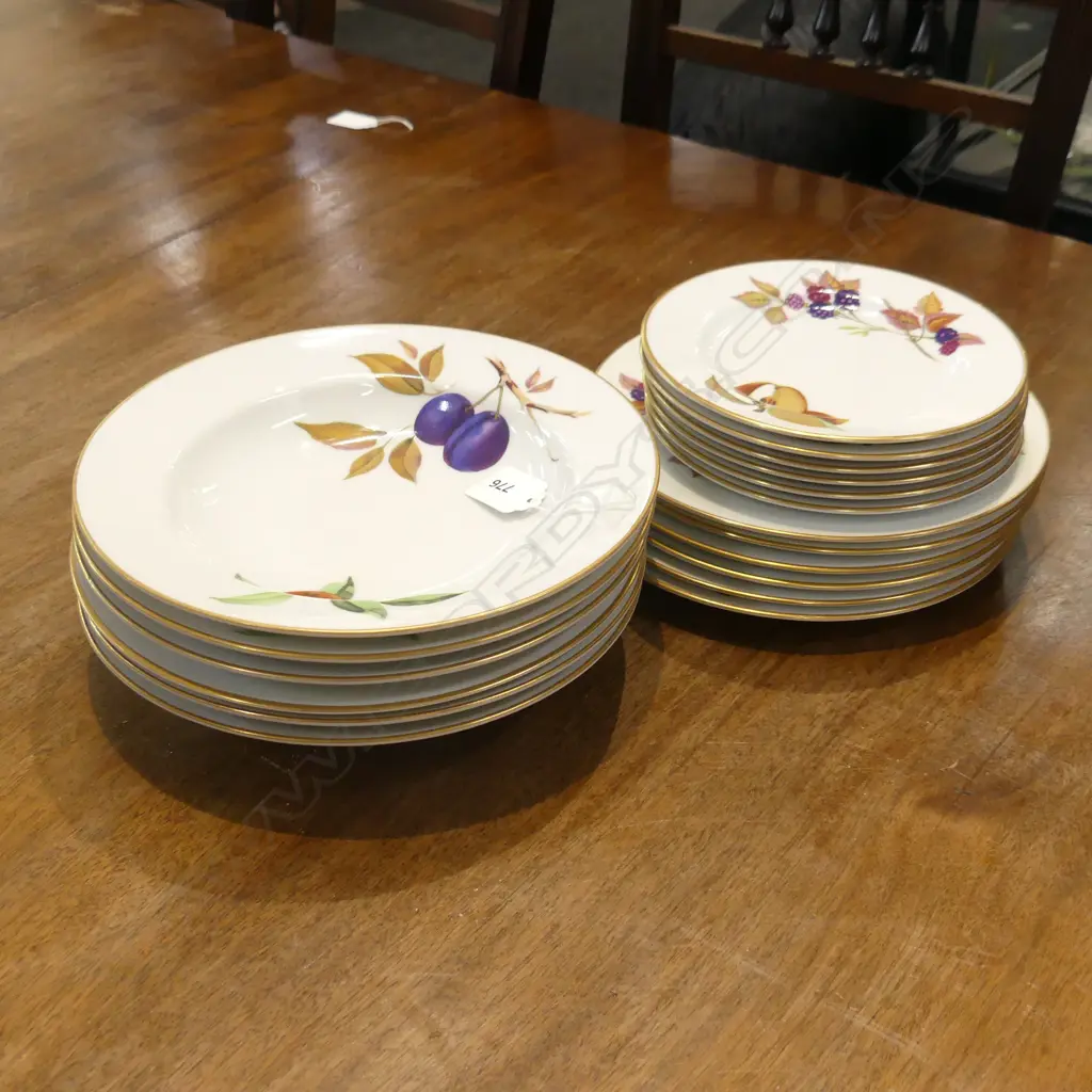 18 PCES ROYAL WORCESTER EVESHAM; 6 SOUP PLATES 230mm dia, 6 PLATES 210mm, 6 SIDE PLATES 170mm dia Image 1++
