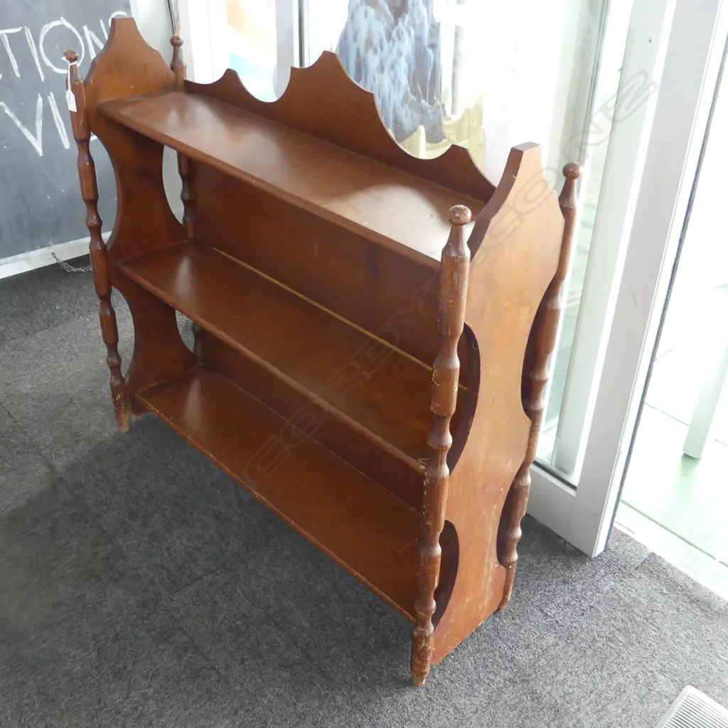 FREESTANDING COLONIAL KAURI 3 TIER SHELF. 4 TURNED SUPPORTS SUPPORTING WAISTED SIDES AND A SCALLOPED BACK .H.875mm Image 1++