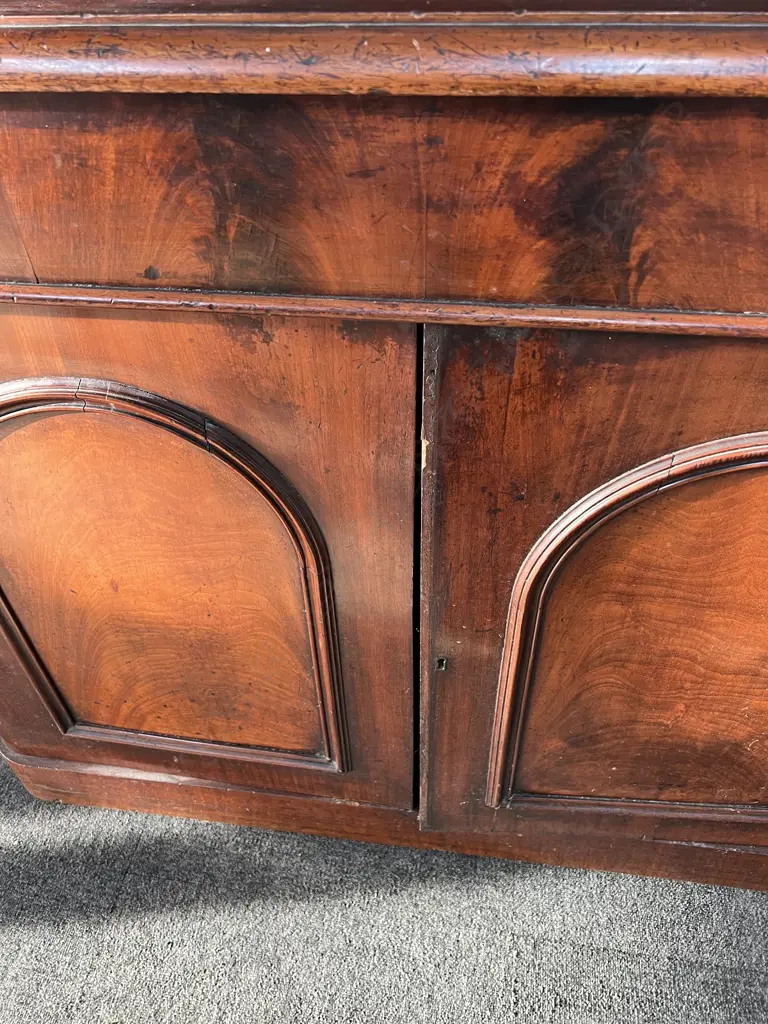 VICTORIAN MAHOGANY SIDEBOARD. SERPENTINE CARVED DETAIL . FLAME MAHOGANY FRIEZE DRAWER .ARCHED BASE. H.1610mm W 1200mm  Image 1++