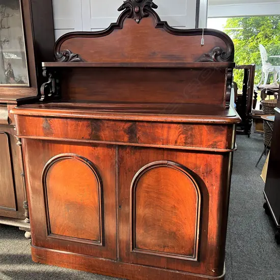 VICTORIAN MAHOGANY SIDEBOARD. SERPENTINE CARVED DETAIL . FLAME MAHOGANY FRIEZE DRAWER .ARCHED BASE. H.1610mm W 1200mm 